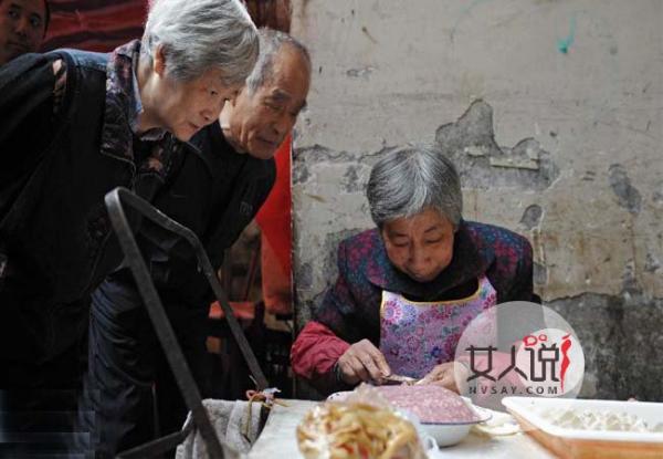 老人卖馄饨十年不涨价 十年如一日出品良心馄饨获众赞