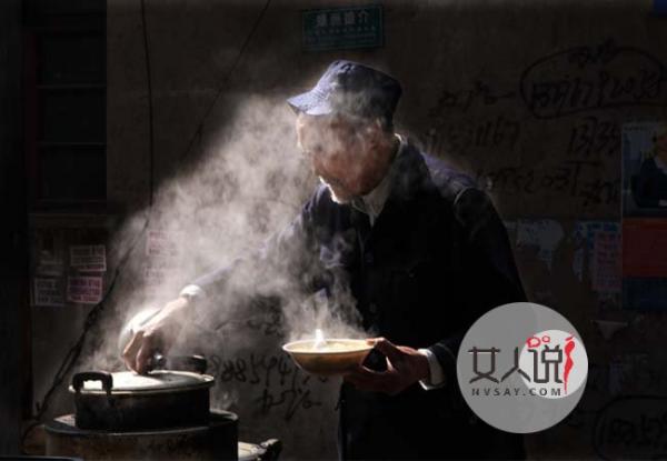 老人卖馄饨十年不涨价 十年如一日出品良心馄饨获众赞