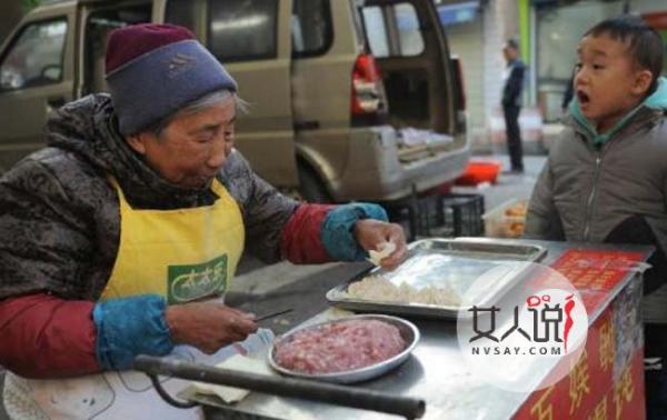 老人卖馄饨十年不涨价 十年如一日出品良心馄饨获众赞