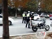 临沂两交警当街互殴 持警棍对打自毁形象被炒鱿鱼太鲁莽