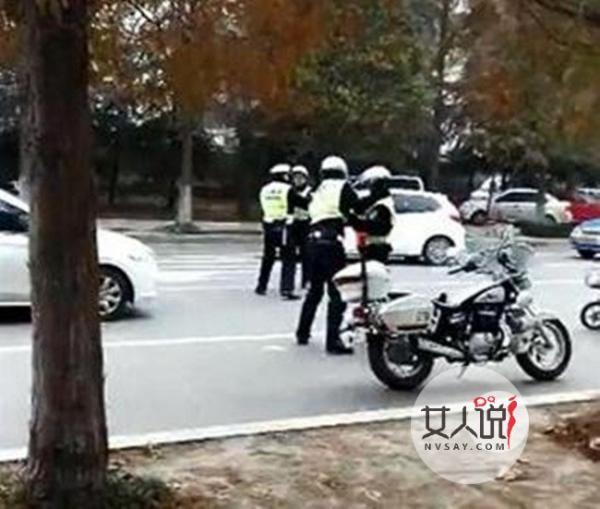 临沂两交警当街互殴 持警棍对打自毁形象被炒鱿鱼太鲁莽