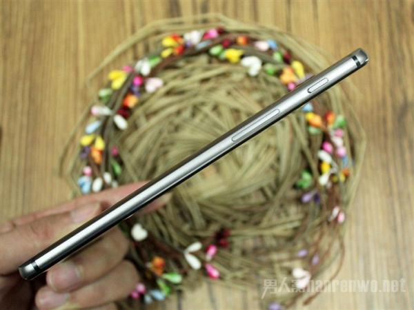 一加3T手机侧面