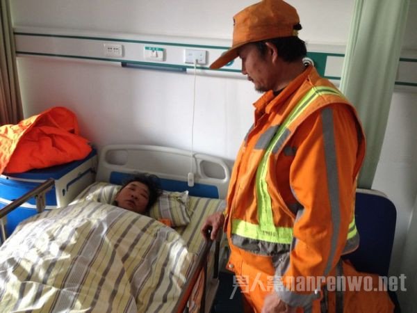 环卫工夫妇遭食客暴打