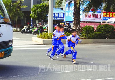 学生横穿马路