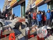 业绩不佳当街跪爬 员工跪着爬完全程敢怒不敢言奴性十足