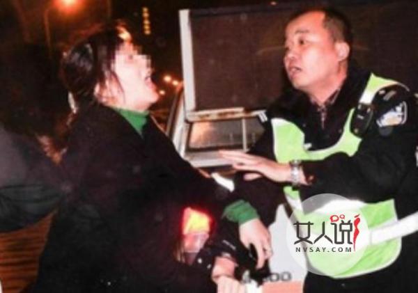 女子高跟鞋踹交警 泼辣凶悍脚踢交警的命根子场面很火爆