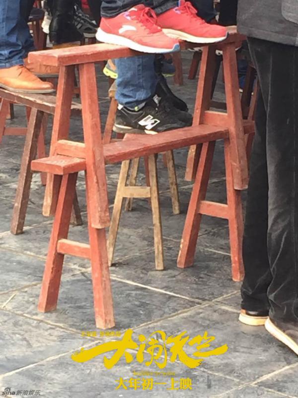 乡亲站小板凳观看