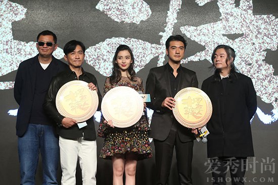 Angelababy现身发布会现场