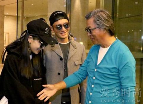  黄晓明Angelababy抵达台湾