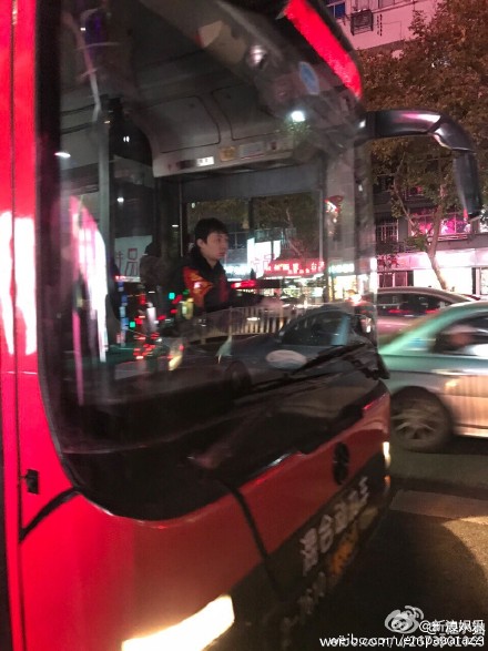 公交小哥撞脸王思聪