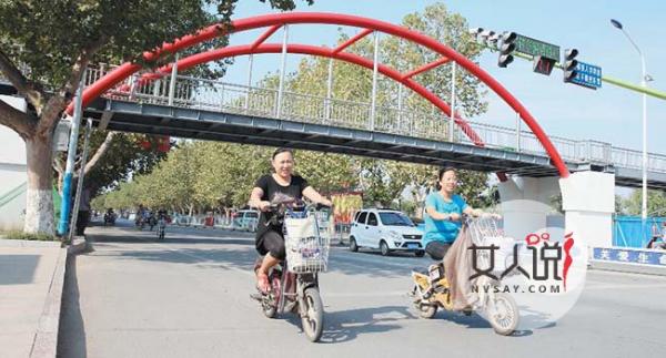 过街天桥骑车违法 霸王车抢道无视行人穿街过道被罚