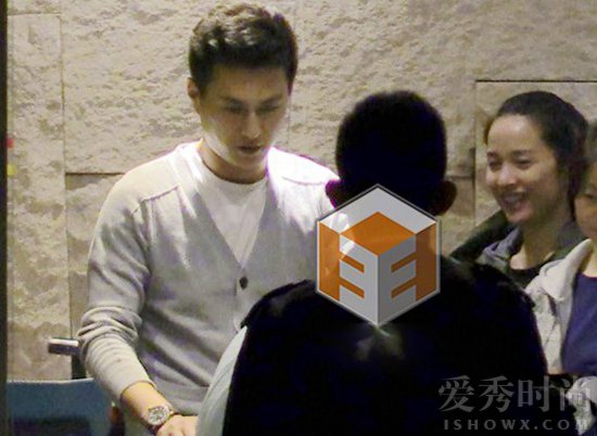 靳东带家人外出