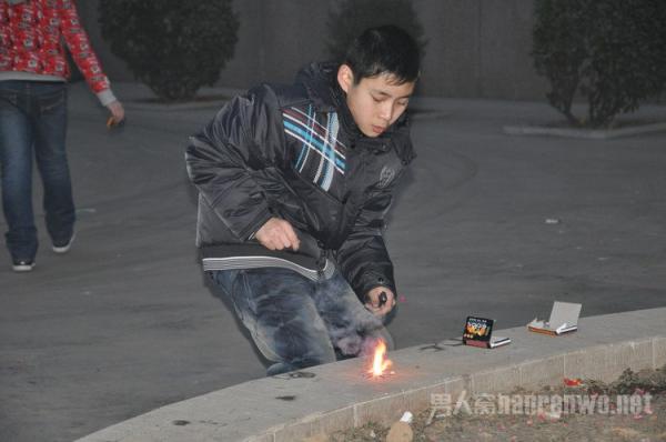 儿童放鞭炮