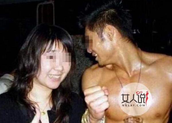 两少妇为争男模出手 荡妇饥渴难耐抢夺男根止痒却……