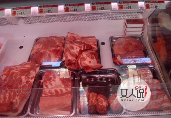 老鼠在冷柜吃肉 黑黝黝老鼠肆无忌惮啃食猪肉令人恶寒