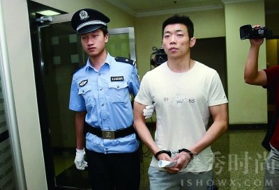 乔宇被带进法庭