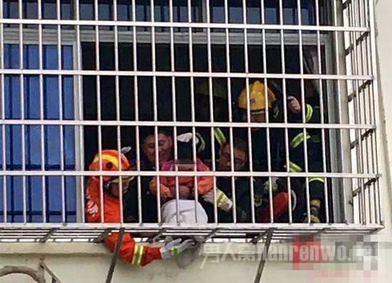 常德两岁女童被卡防盗网半身悬在4楼
