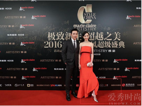 小动作表现了唐嫣对于罗晋的体贴与爱意