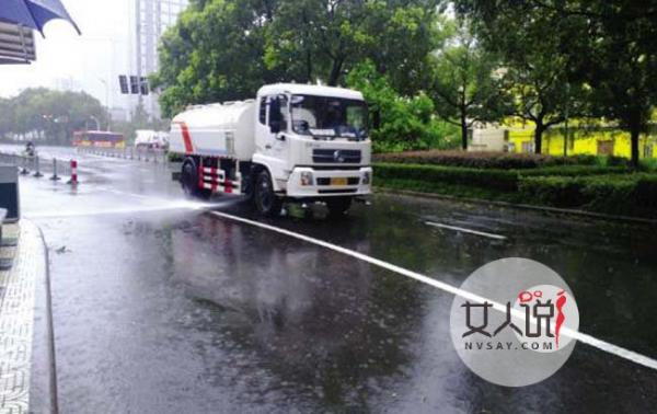 洒水致道路结冰 马路滑不溜秋交通事故频发环卫工遭批