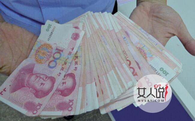 晒被子散一叠现金 天降人民币撩花人眼拾金者双手奉还被赞