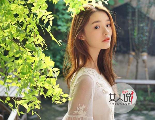 林允啃鸭脖变吃货 美人鱼机场狼吞虎咽似大妈形象全无