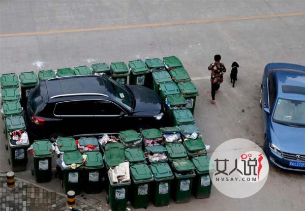 汽车被40垃圾桶包围 乱停乱放激怒环卫师傅出大招太解气