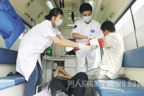 救护车被围殴