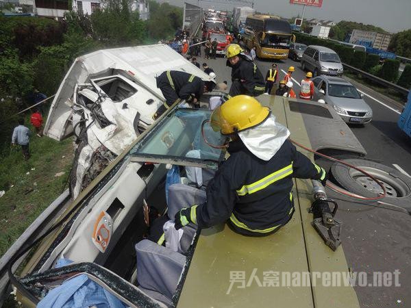 毒驾连撞13车