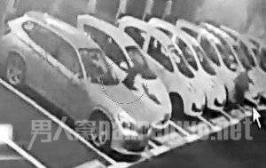 开车的男孩刚从车上下来（红圈里）