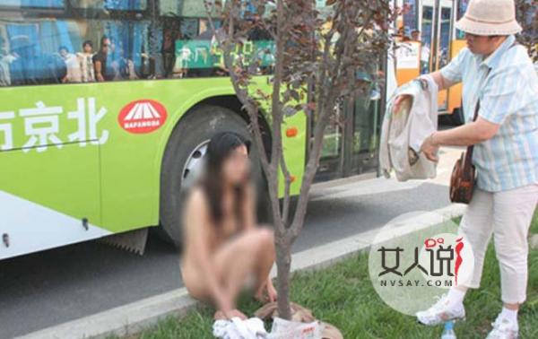 裸身行走大理街头 妙龄女赤身裸体独自游荡街头引人侧目