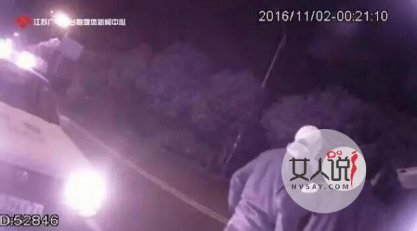 女童穿马路被撞飞 现场鲜血淋漓令人不忍直视