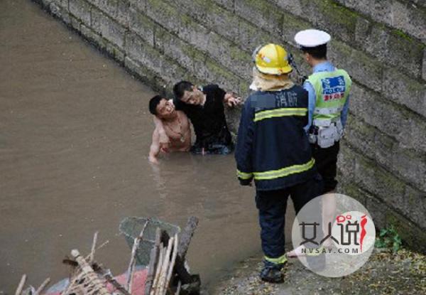 半裸男挂在木桩上 一脸惊恐狂喊救命民警机智化解险情