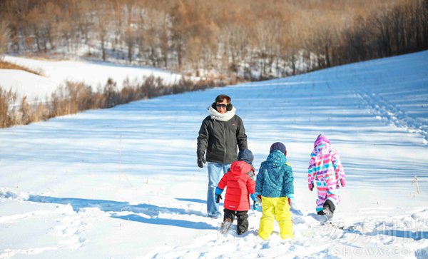 成龙与小伙伴们在雪地里