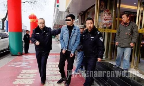 打赏欠15万抢劫 警方七路便衣包围商场抓捕嫌犯