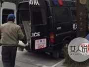 警务车辆被曝搬砖 目无王法曝光非法滥用警车涉案人员被拘