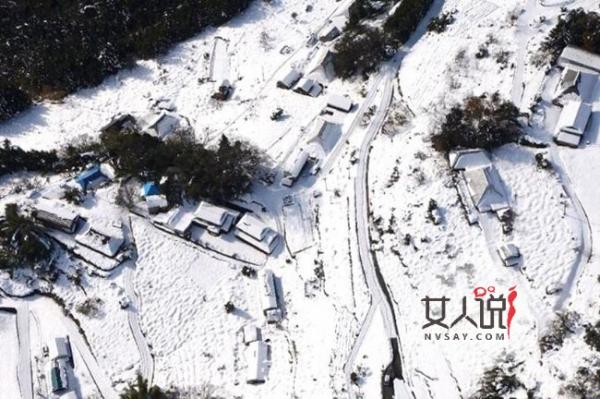 数千人受困雪山 旅游防止不住的危险老人小孩受困数小时