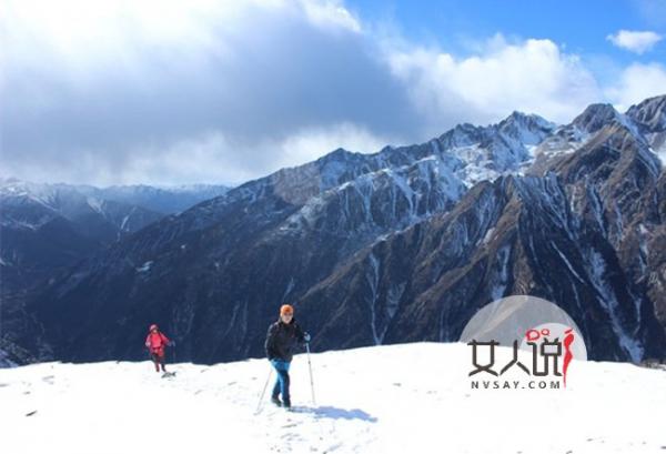 数千人受困雪山 旅游防止不住的危险老人小孩受困数小时