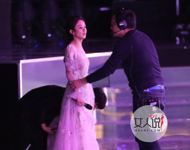 赵丽颖遭导演抓手 导演色眯眯偷窥女神雪白酥胸下体勃起
