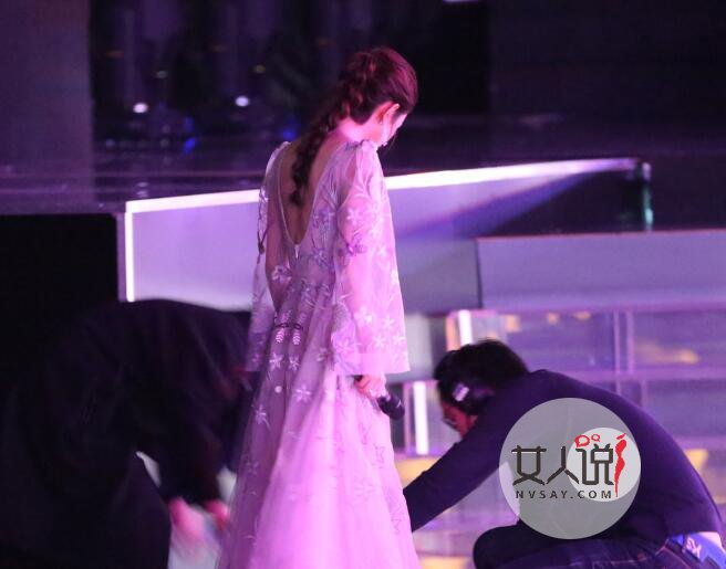 赵丽颖遭导演抓手 导演色眯眯偷窥女神雪白酥胸下体勃起