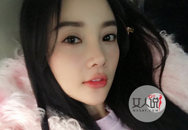曝李小璐被甜馨抱腿 贾乃亮合照遭老婆嫌弃被打马赛克