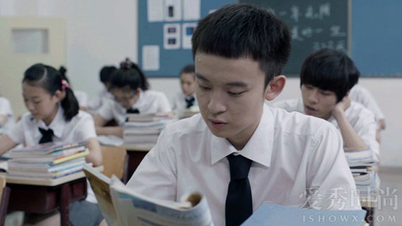 董子健饰演居然