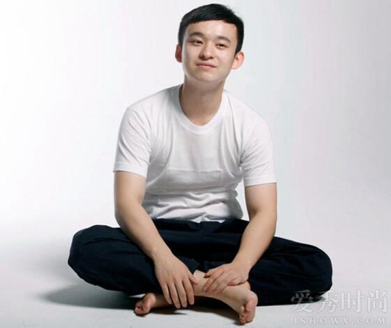 董子健笑对镜头