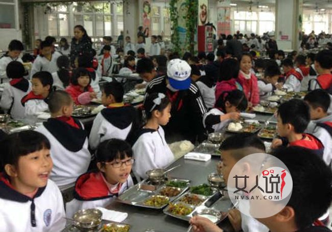 中学食堂食材发霉 食堂饭堪比地沟油学生竟吃的赞不绝口