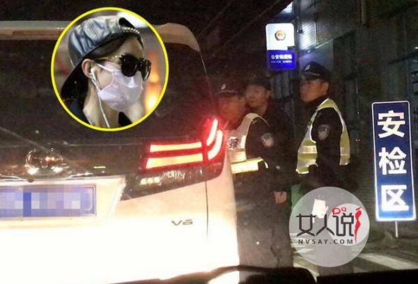 赵丽颖遇检不下车 高冷端坐车厢不理警方要求被批耍大牌