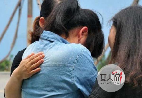 女孩被十几人扒衣羞辱 下身赤裸打人者放荡大笑面目可憎