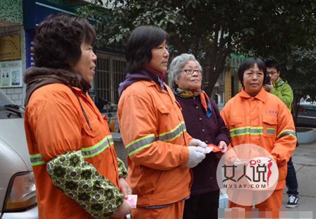 奶奶给小区保洁发红包 八旬老太无私奉献真情暖化人心