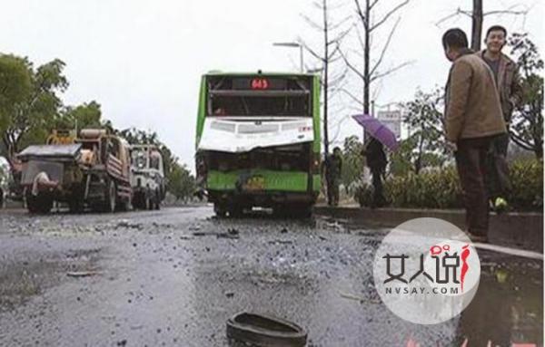 南京公交车遭追尾 现场一片狼藉简直惨不忍睹无法直视