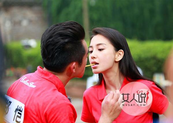 杨颖的胸口给郑恺亲吻 她的口技竟如此娴熟让人热血沸腾
