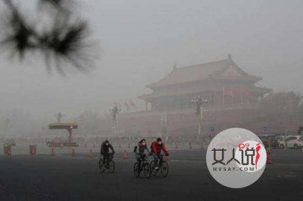 京津冀霾中迎雪 漫天飞雪画面唯美实则很脏乱不堪