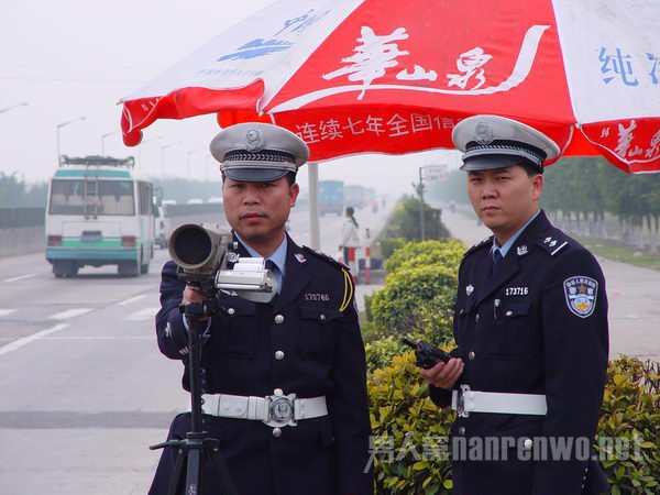 交警用山寨测速仪执法